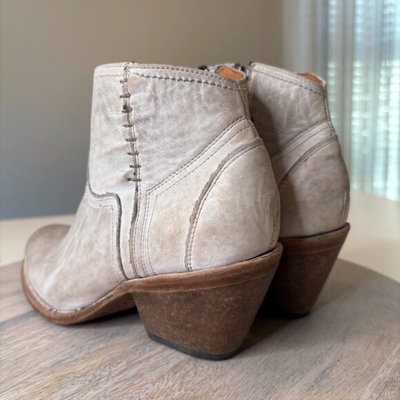 Lucchese M6007 White Distressed Leather Low Scallop Bootie 6.5 B Western Ankle - Picture 7 of 10